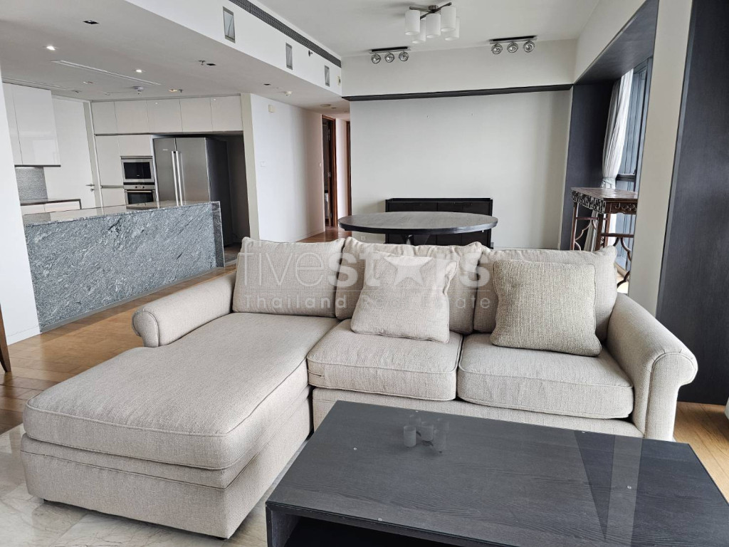 Grand appartement de 3 chambres à louer à Sathorn