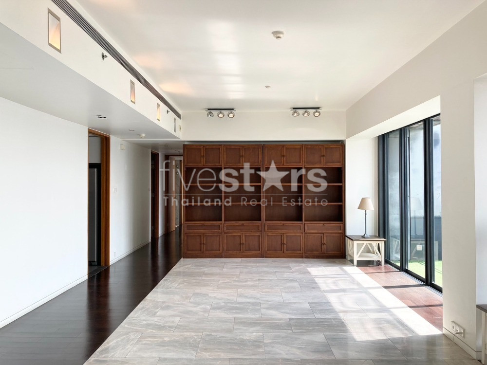 3-bedroom condo for sale high floor view overlooks Chao Phraya River