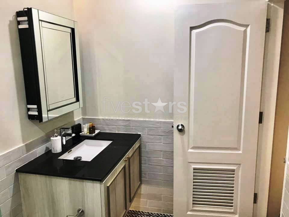 Renovated unit 2 bedrooms condo for rent close to BTS Surasak, photo 14
