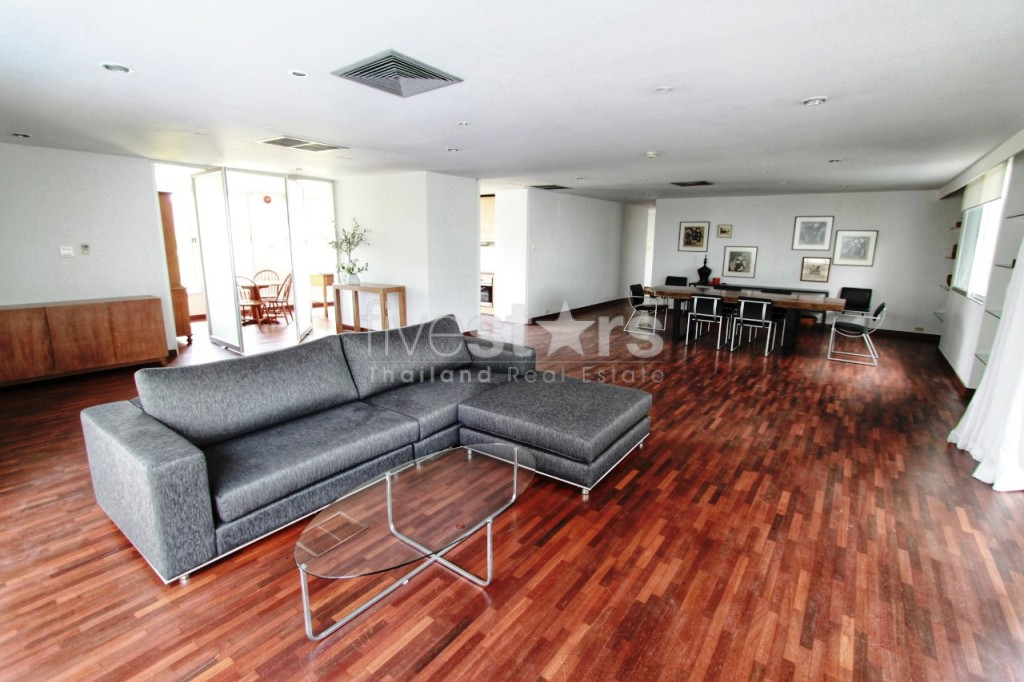 3 bedrooms apartment for rent near BTS Surasak