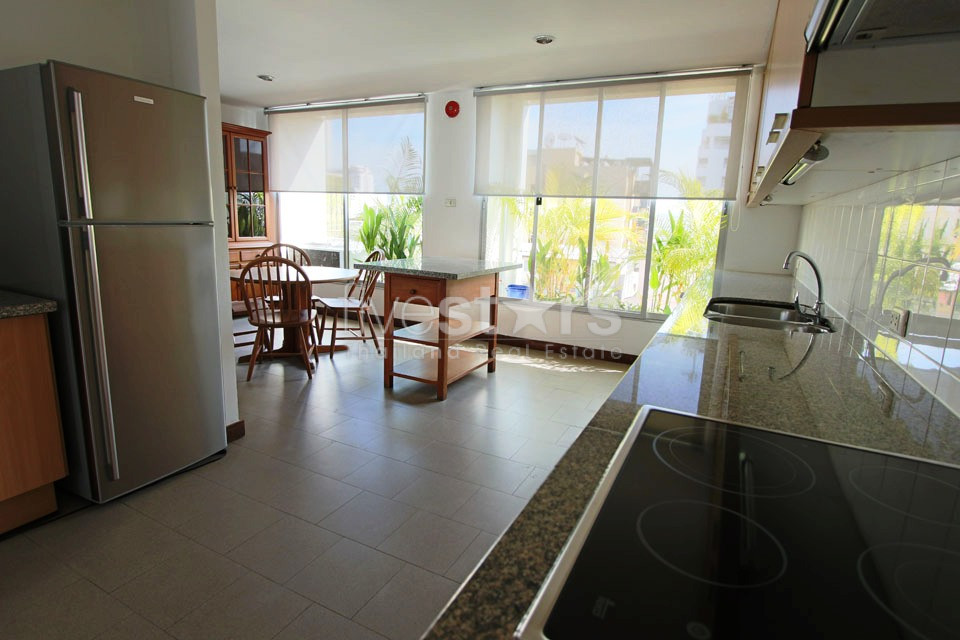 Spacious 3 bedrooms apartment for rent near BTS Surasak, photo 2