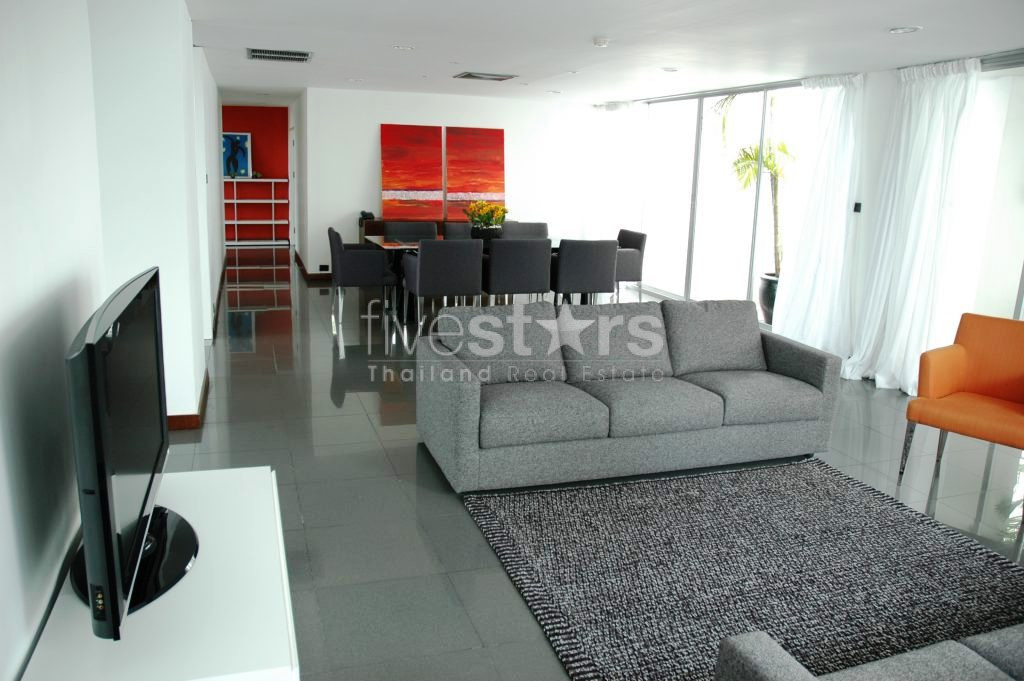 Spacious 3 bedrooms apartment for rent near BTS Surasak