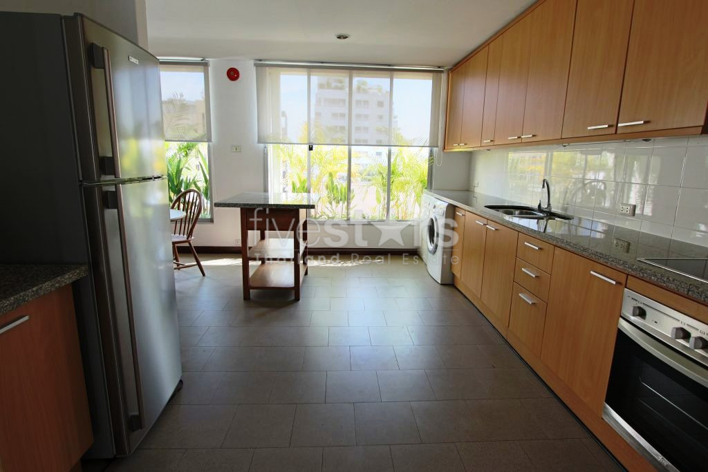 Spacious 3 bedrooms apartment for rent near BTS Surasak, photo 4