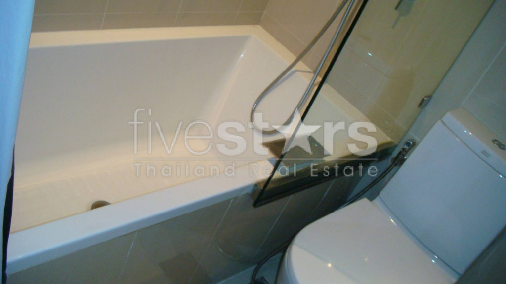 2 bedroom modern condominium on Sathorn Road, photo 8