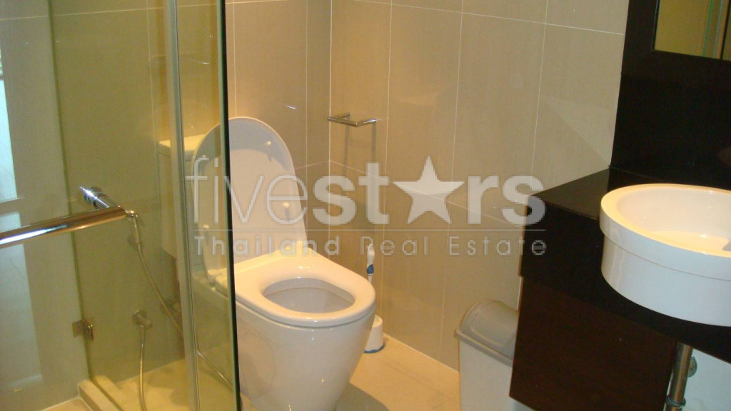 2 bedroom modern condominium on Sathorn Road, photo 9