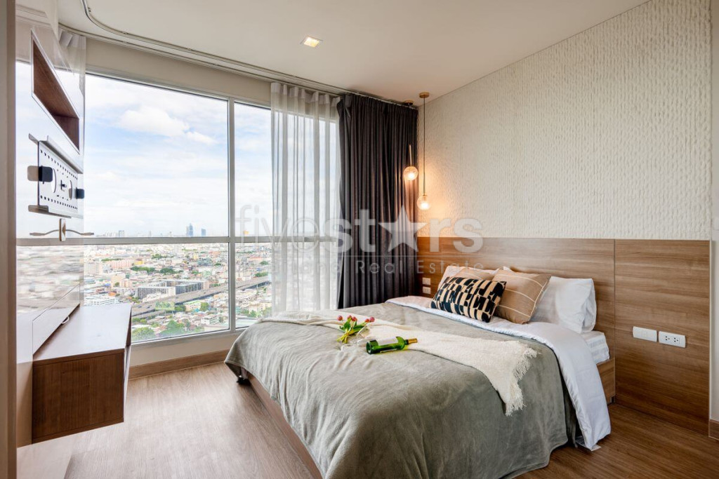 3-Bedroom condo for Sale close to Saphan Taksin BTS