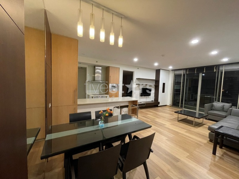 Condo spacieux de 2 chambres à louer à Sala Daeng