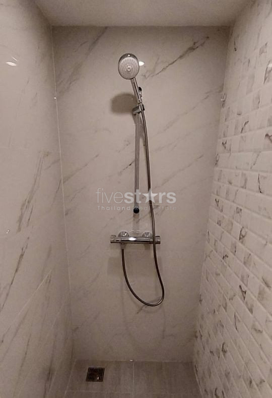 Condo de 2 chambres à louer près de la station de BTS Saphan Taksin, photo 10