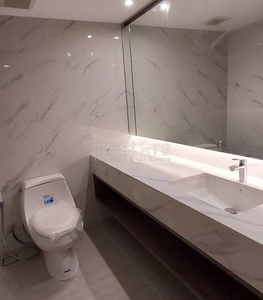 Condo de 2 chambres à louer près de la station de BTS Saphan Taksin, photo 9