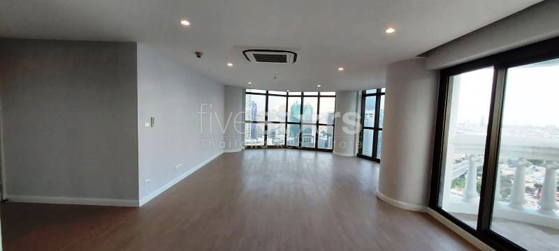 Condo de 2 chambres à louer près de la station de BTS Saphan Taksin, photo 5