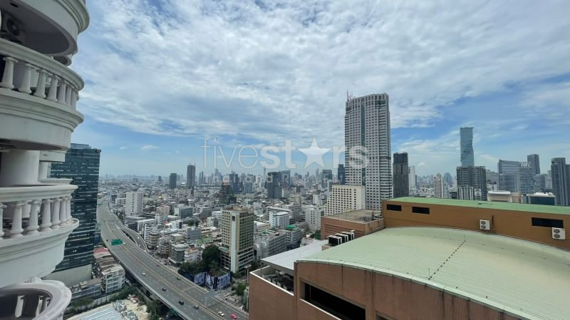 Condo de 2 chambres à louer près de la station de BTS Saphan Taksin