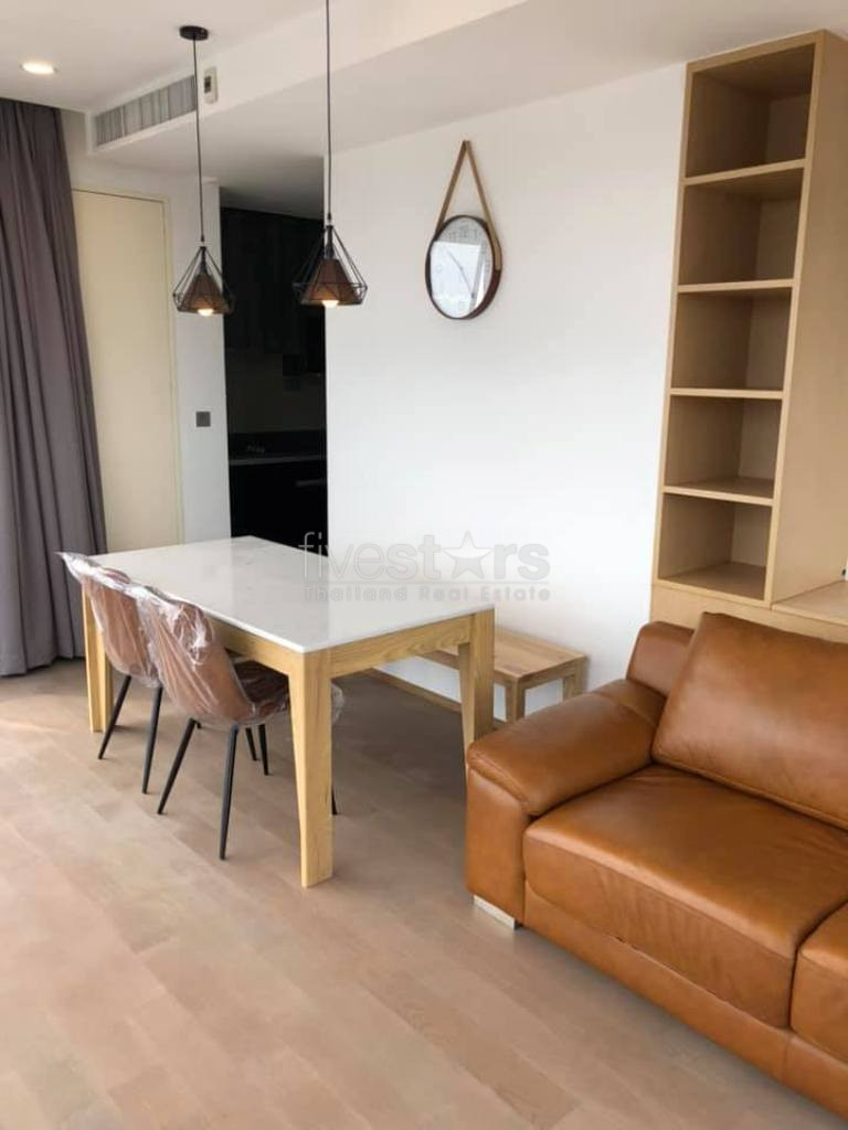 High floor unit 2 bedrooms condo for rent in Silom