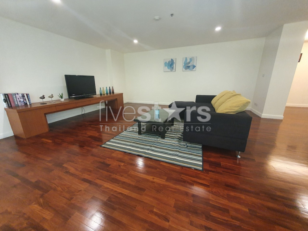 3 bedroom apartment for rent close Surasak BTS station