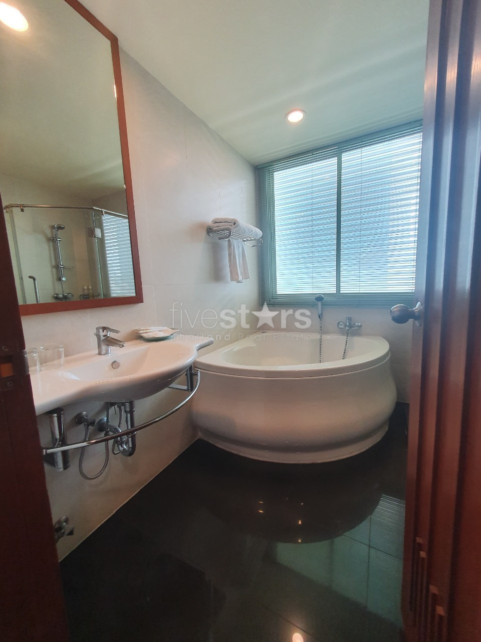 3 bedroom apartment for rent close Surasak BTS station, photo 16