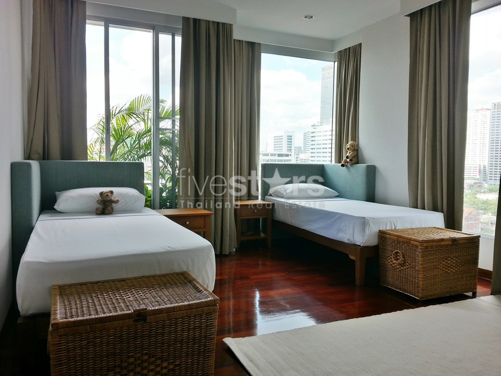 4-bedroom apartment for rent close to Surasak BTS Station, photo 12