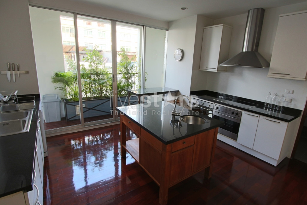 4-bedroom apartment for rent close to Surasak BTS Station, photo 11