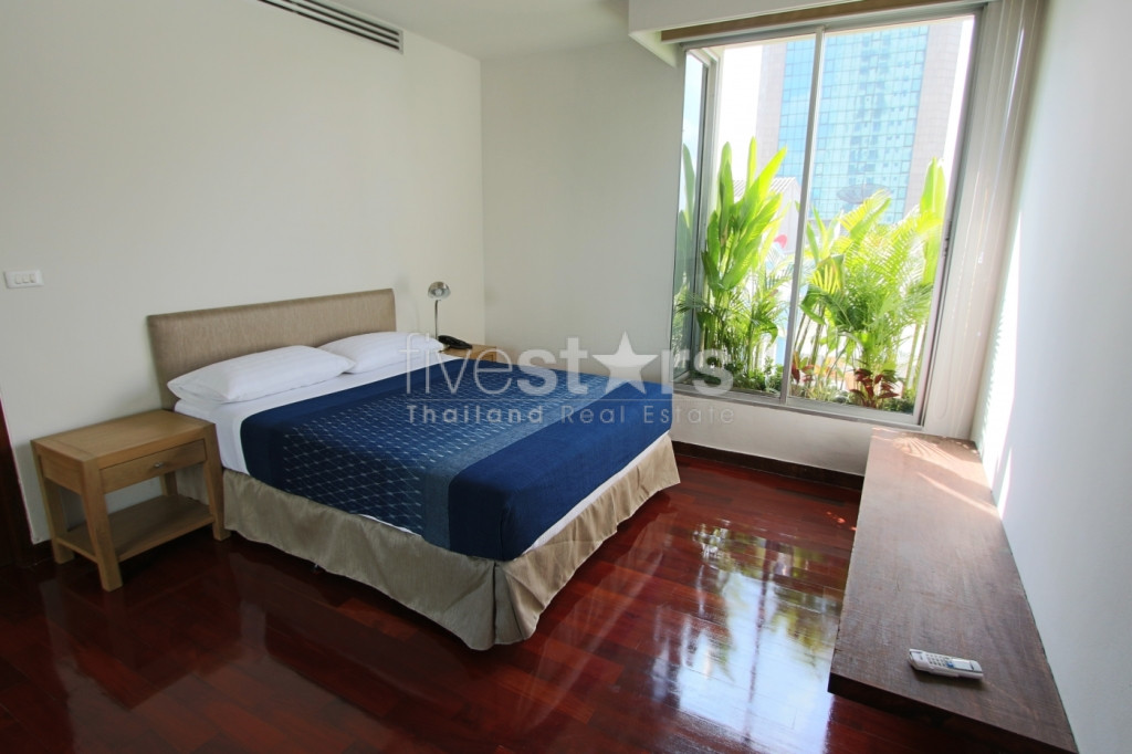 4-bedroom apartment for rent close to Surasak BTS Station, photo 8