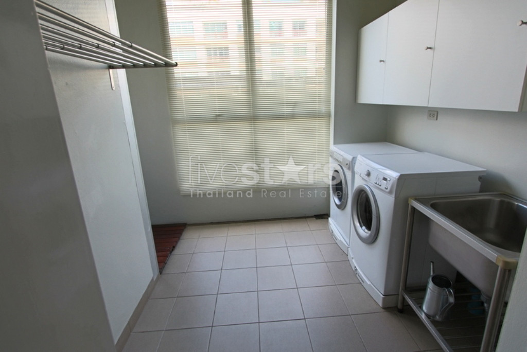 4-bedroom apartment for rent close to Surasak BTS Station, photo 16