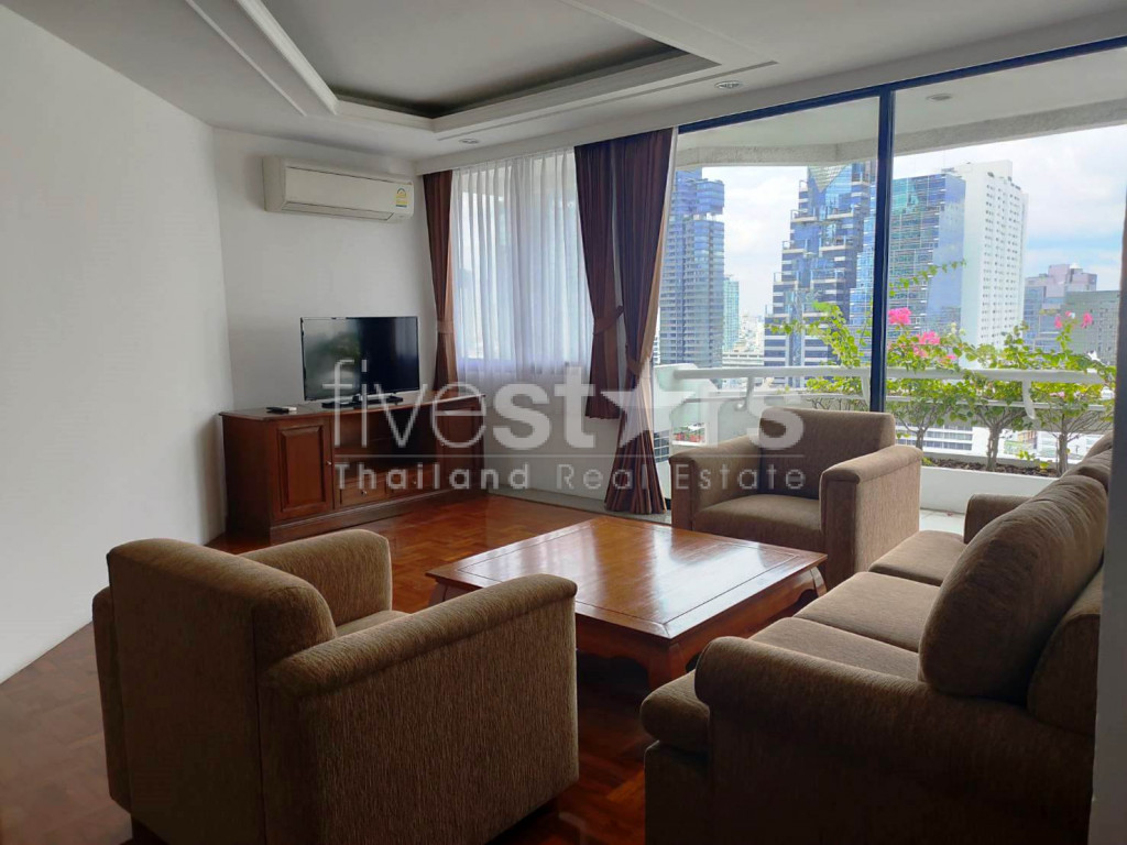 Condo de 3 chambres à louer près de la station BTS Chong Nonsi