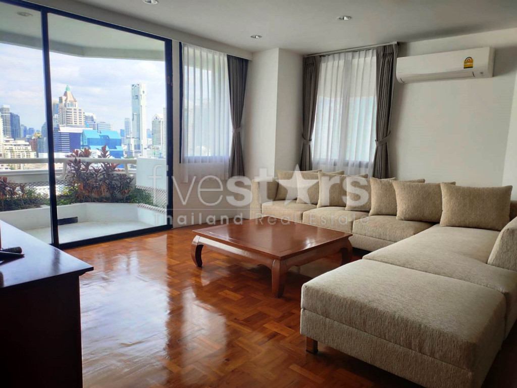Condo de 3 chambres à louer près de la station BTS Chong Nonsi