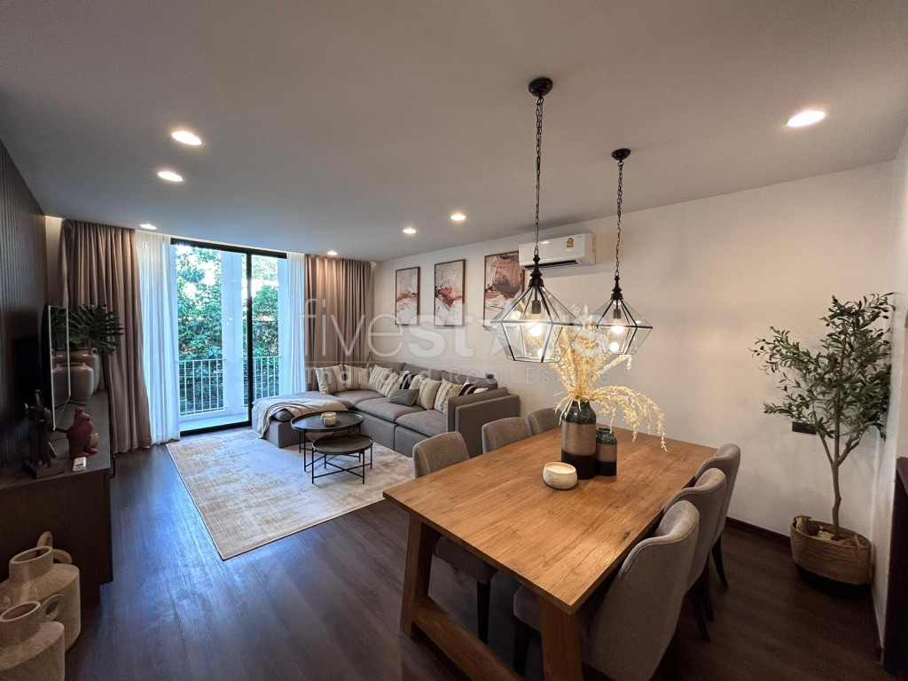 Stunning townhouse with 3 bedrooms and rooftop terrace for rent in Silom