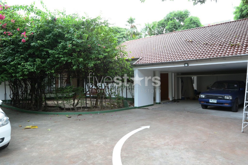 Single house 5 bedrooms for rent near BTS Chongnonsi