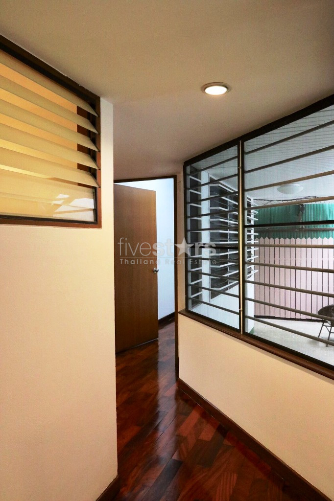Single house 5 bedrooms for rent near BTS Chongnonsi, photo 9