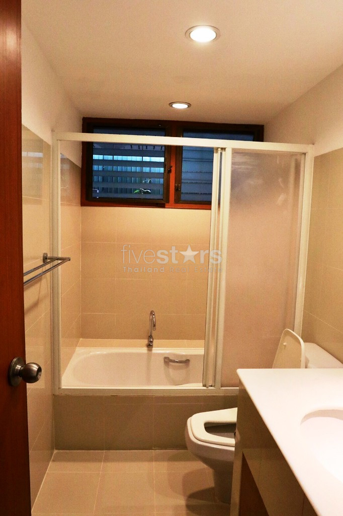 Single house 5 bedrooms for rent near BTS Chongnonsi, photo 17