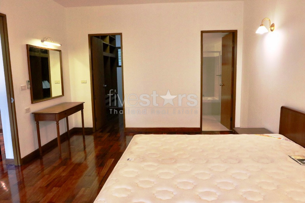 Single house 5 bedrooms for rent near BTS Chongnonsi, photo 13
