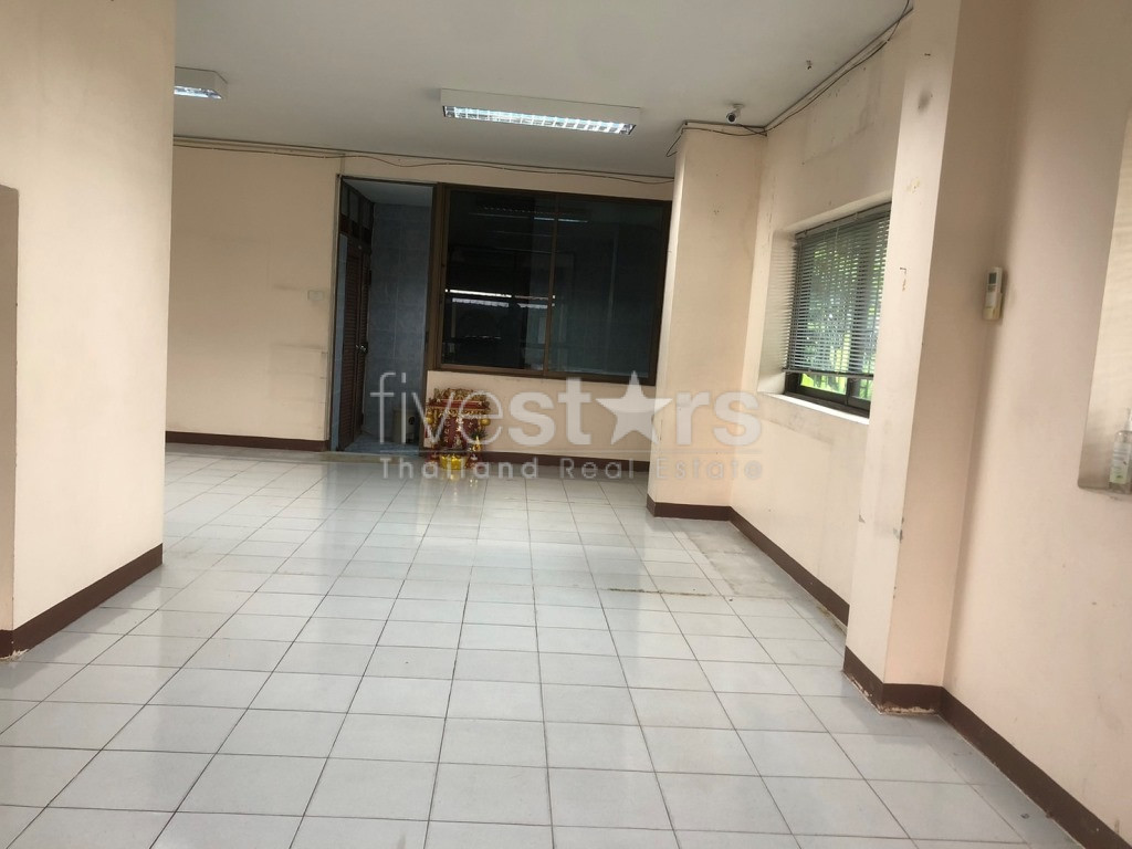 Maison de ville et commercial de 5 chambres à louer à Sutthisan - Huai Kwang, photo 7