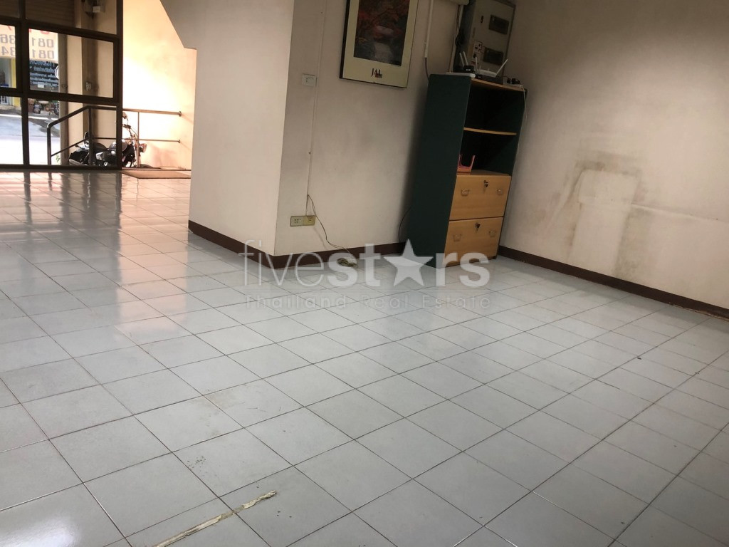 Maison de ville et commercial de 5 chambres à louer à Sutthisan - Huai Kwang, photo 11