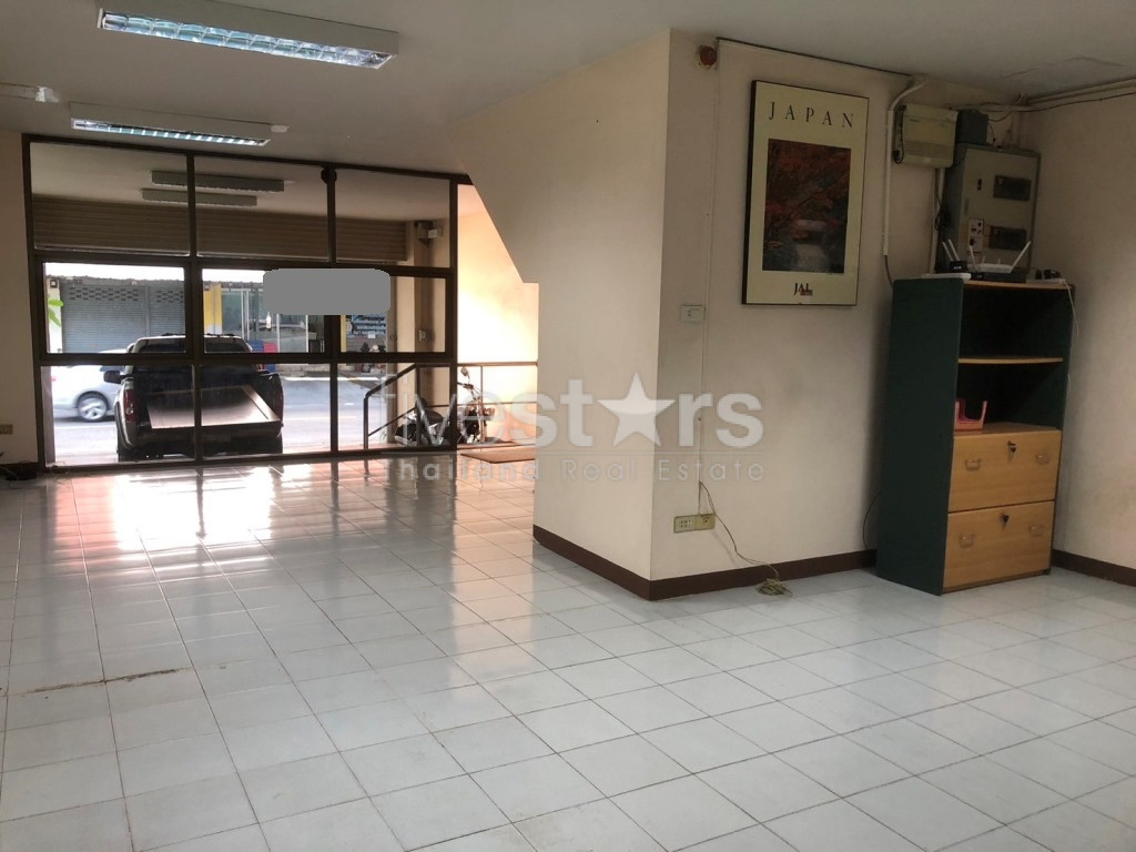 Maison de ville et commercial de 5 chambres à louer à Sutthisan - Huai Kwang, photo 8