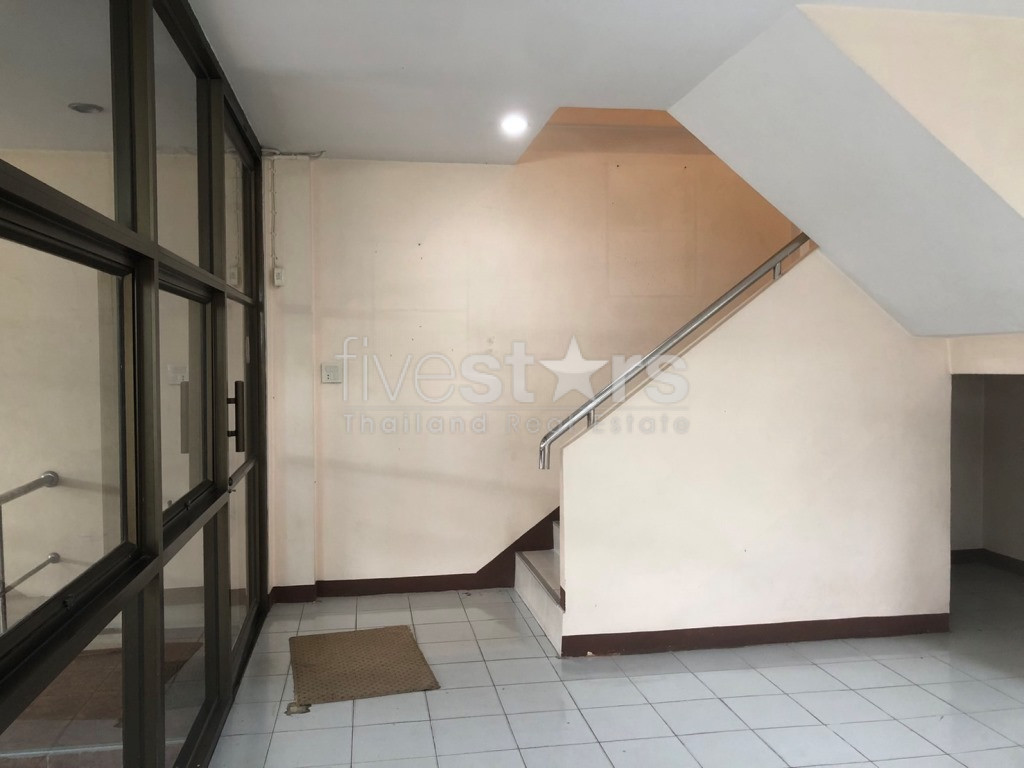 Maison de ville et commercial de 5 chambres à louer à Sutthisan - Huai Kwang, photo 9