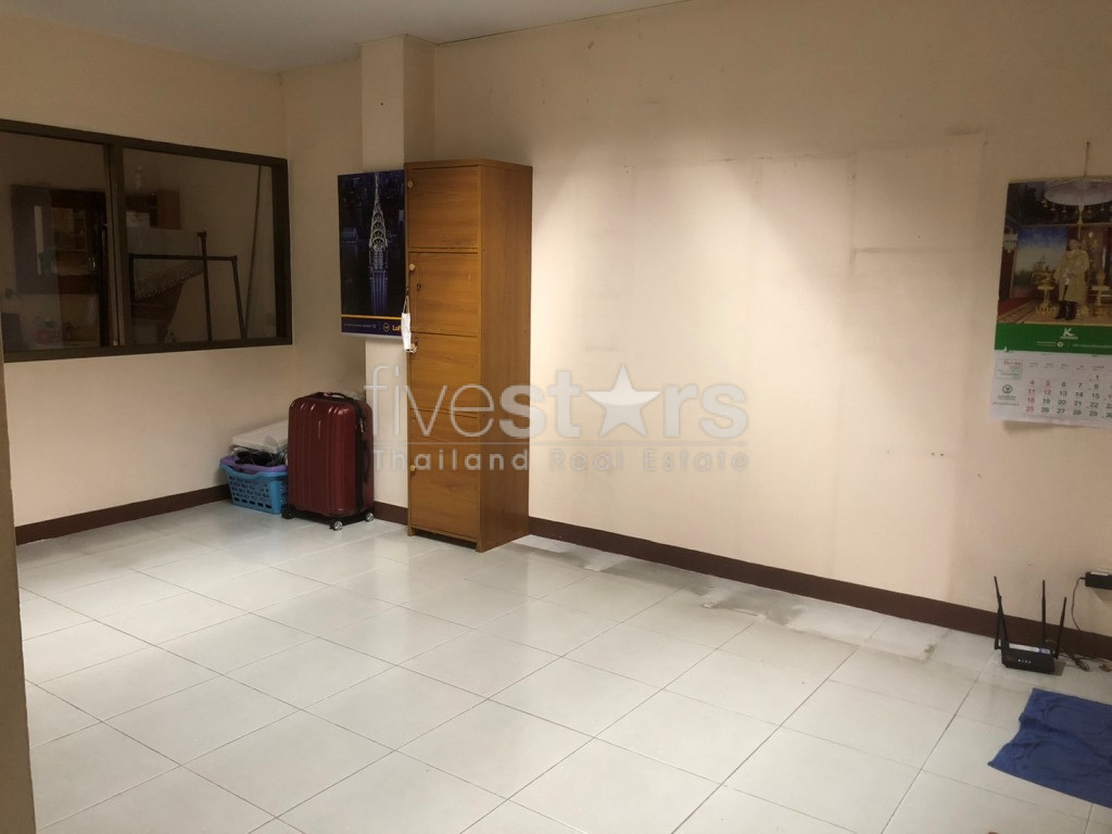 Maison de ville et commercial de 5 chambres à louer à Sutthisan - Huai Kwang, photo 4