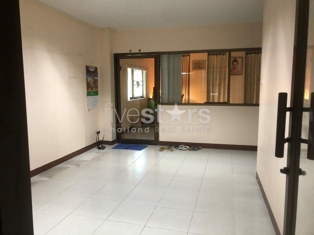 Maison de ville et commercial de 5 chambres à louer à Sutthisan - Huai Kwang, photo 2