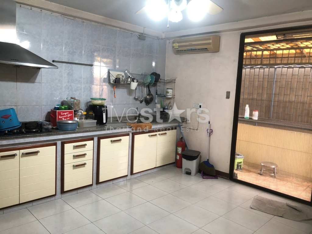 Maison de ville et commercial de 5 chambres à louer à Sutthisan - Huai Kwang, photo 5