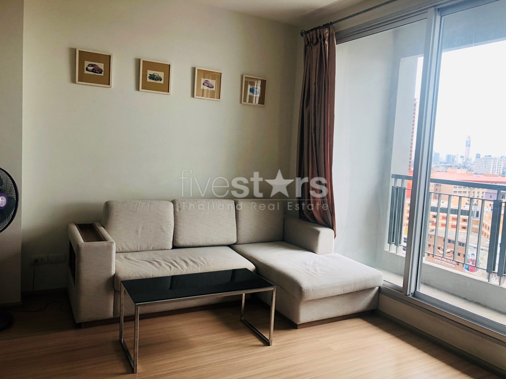 2 bedroom condo for rent close to Huai Khwang MRT station