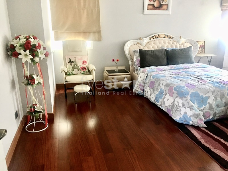 Fully furnished penthouse 5 bedrooms for sale in Ratchada
