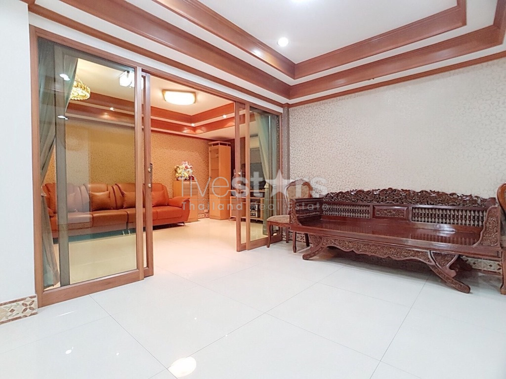 5 bedroom house for sale on Huai Khwang, photo 4