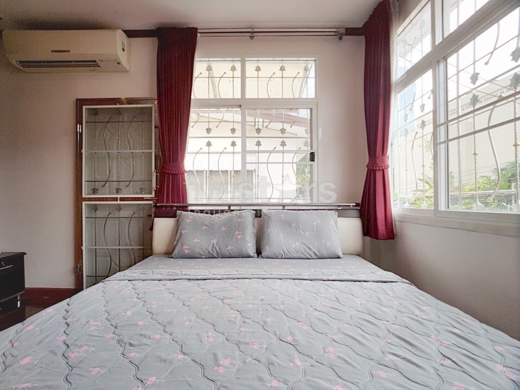 5 bedroom house for sale on Huai Khwang, photo 11