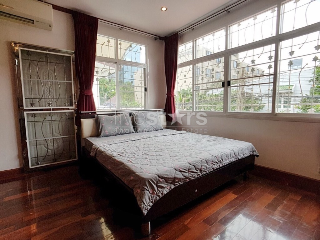 5 bedroom house for sale on Huai Khwang, photo 8