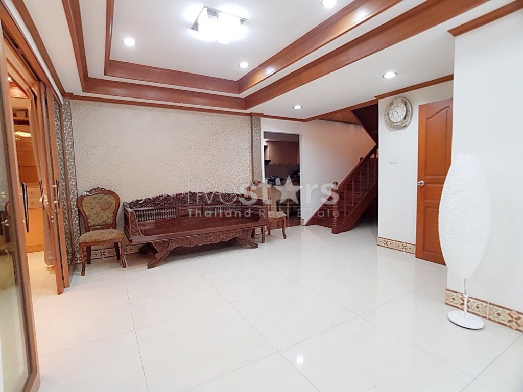 5 bedroom house for sale on Huai Khwang, photo 10
