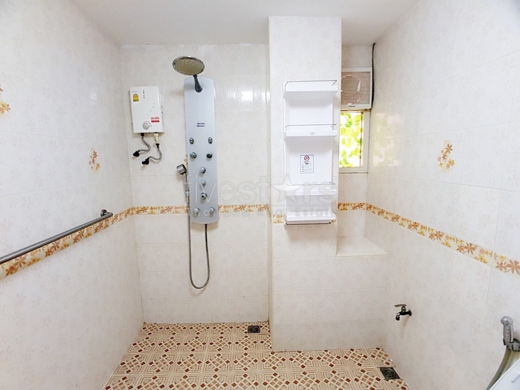 5 bedroom house for sale on Huai Khwang, photo 15