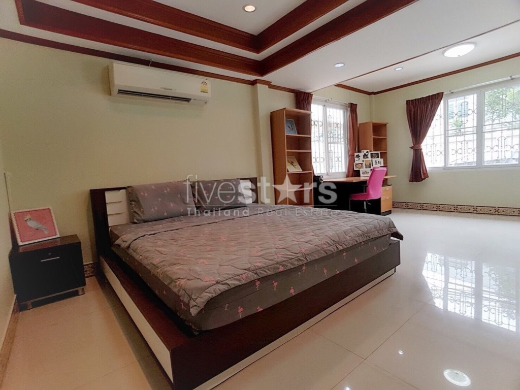 5 bedroom house for sale on Huai Khwang, photo 5