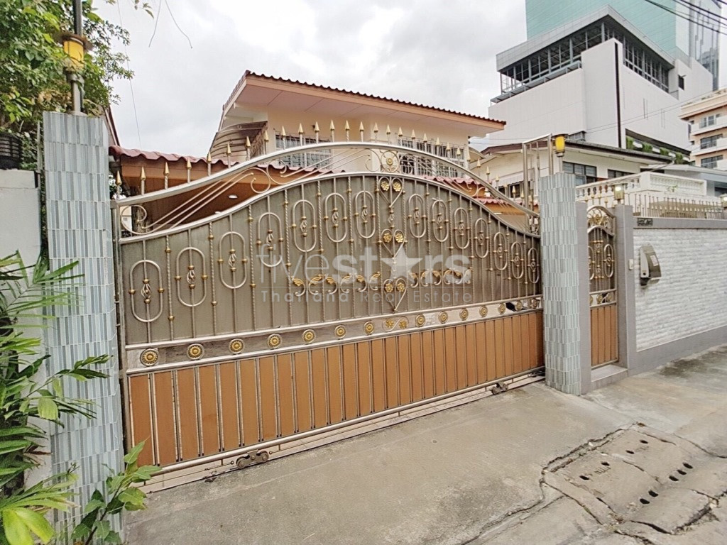 5 bedroom house for sale on Huai Khwang, photo 2