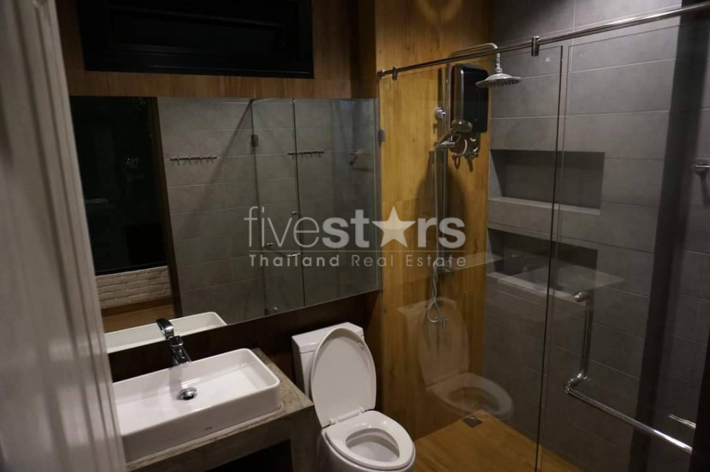 5 bedroom home office for sale on Huai Khwang, photo 8