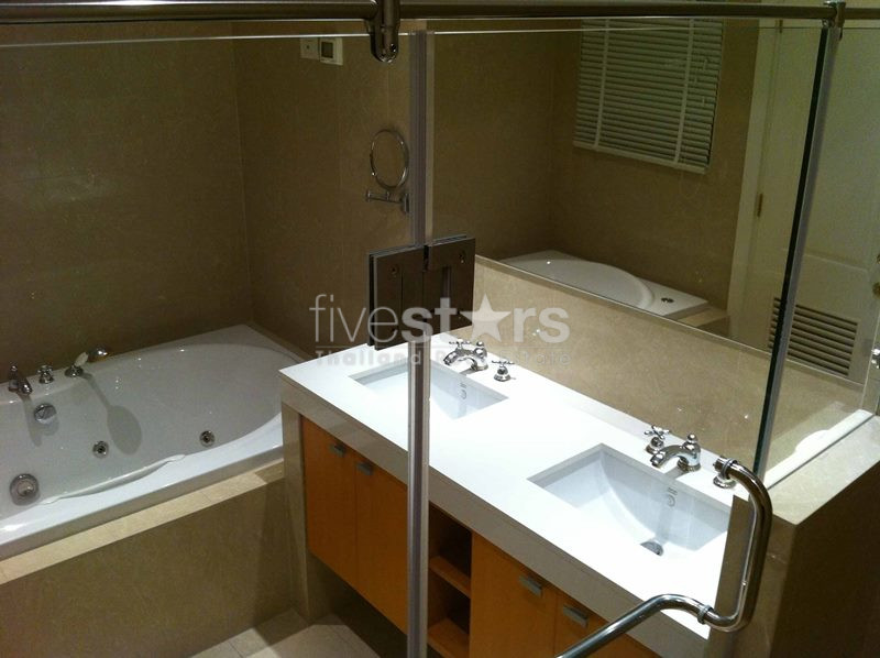 Spacious 3-bedroom condo 300m from BTS Ploenchit!, photo 10