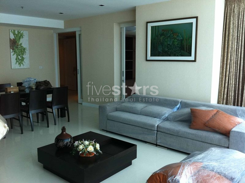 Spacious 3-bedroom condo 300m from BTS Ploenchit!
