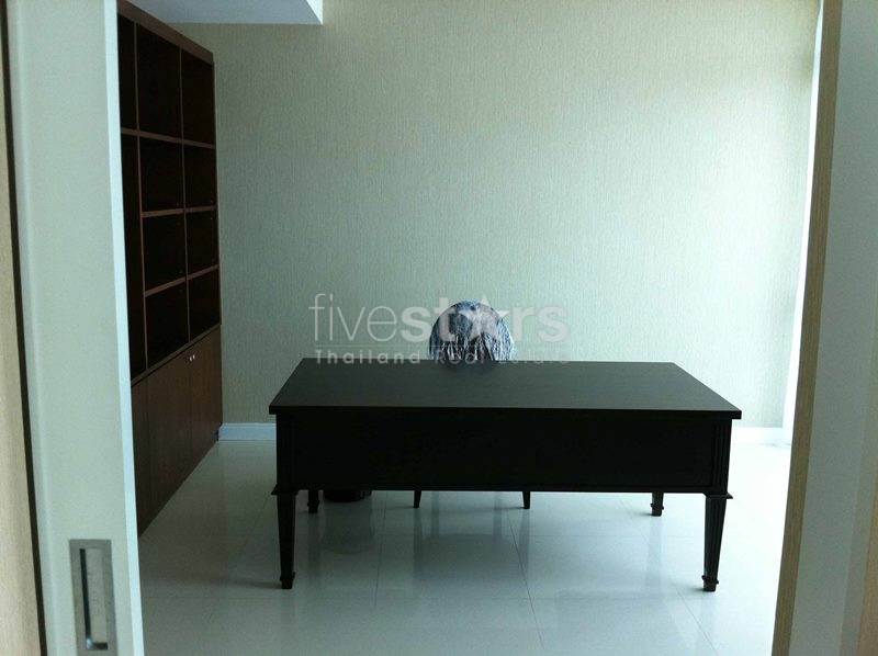Spacious 3-bedroom condo 300m from BTS Ploenchit!, photo 5