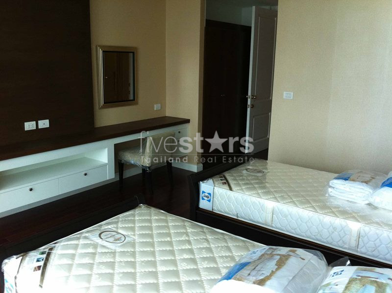 Spacious 3-bedroom condo 300m from BTS Ploenchit!, photo 4
